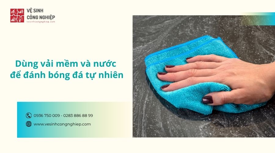 dùng vải mềm và nước đánh bóng đá tự nhiên