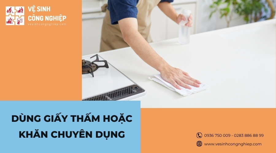 dùng giấy thấm hoặc khăn chuyên dụng