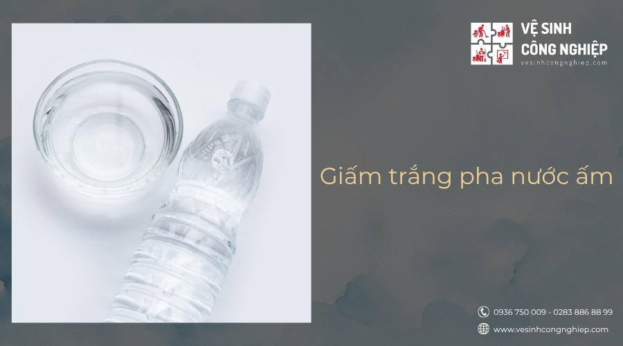 cách làm sạch tủ bếp gỗ bằng giấm trắng pha nước ấm