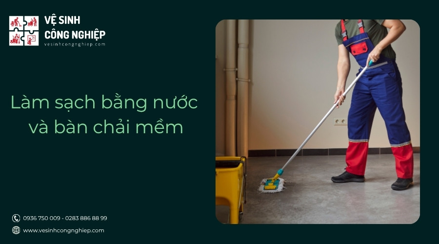 làm sạch bằng nước và bàn chải mềm