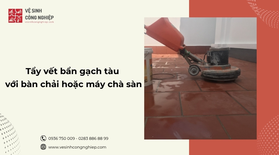tẩy vết bẩn gạch tàu với bàn chải hoặc máy chà sàn 