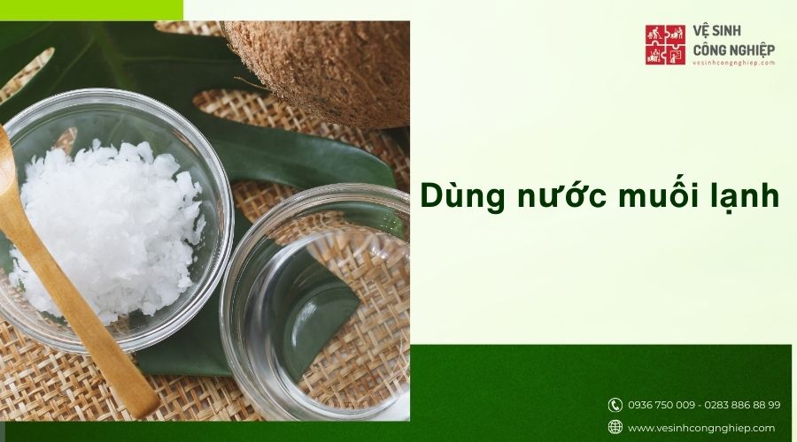 Tẩy vết máu bằng nước muối lạnh