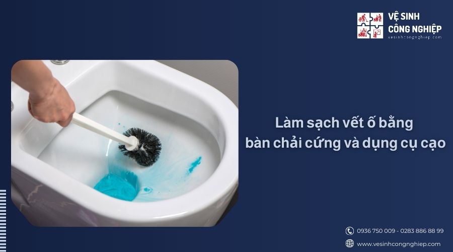 Làm sạch vết ố vàng bồn cầu bằng bàn chải lông cứng