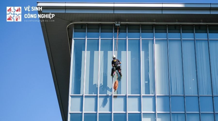 Dịch vụ lau kính mặt ngoài tòa nhà cao tầng