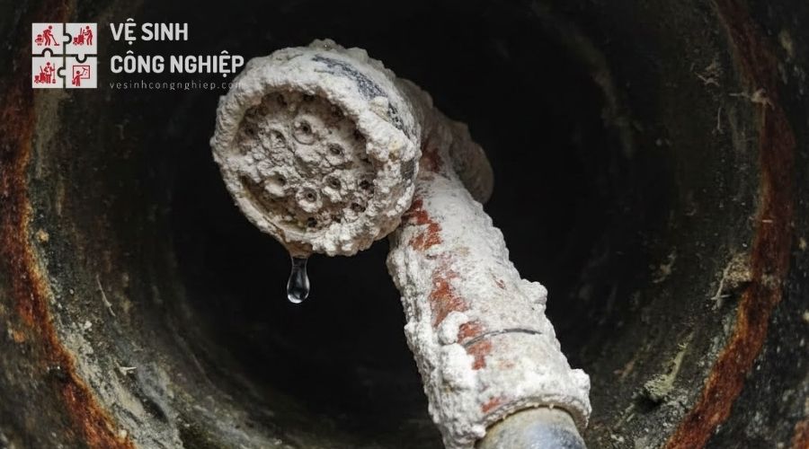 Dây cấp nước bị dính cặn