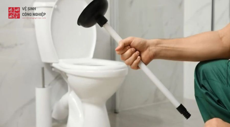 Thông tắc bể phốt bằng pittong cao su