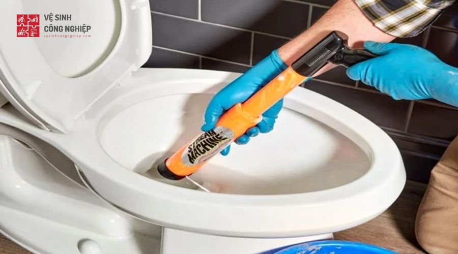 Dùng súng chuyên dụng để thông tắc bể phốt