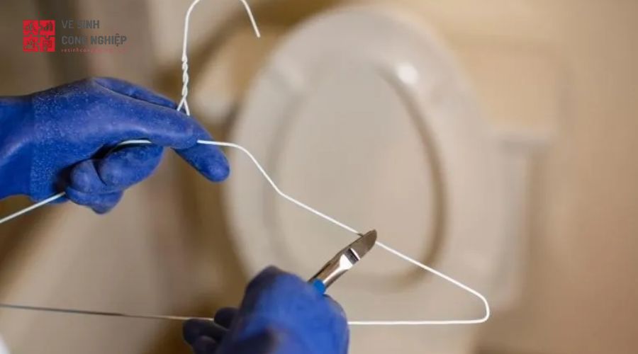 Thông tắc bể phốt bằng móc quần áo hoặc dây kẽm