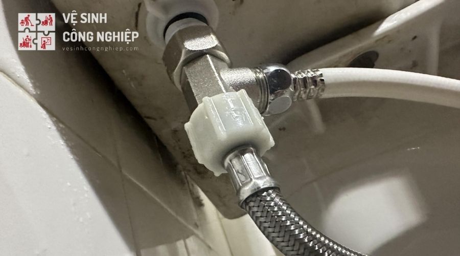 Phần tiếp giáp tường với đường ống bị hỏng