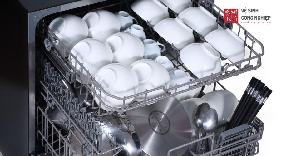 Vệ sinh giá đỡ chén bát