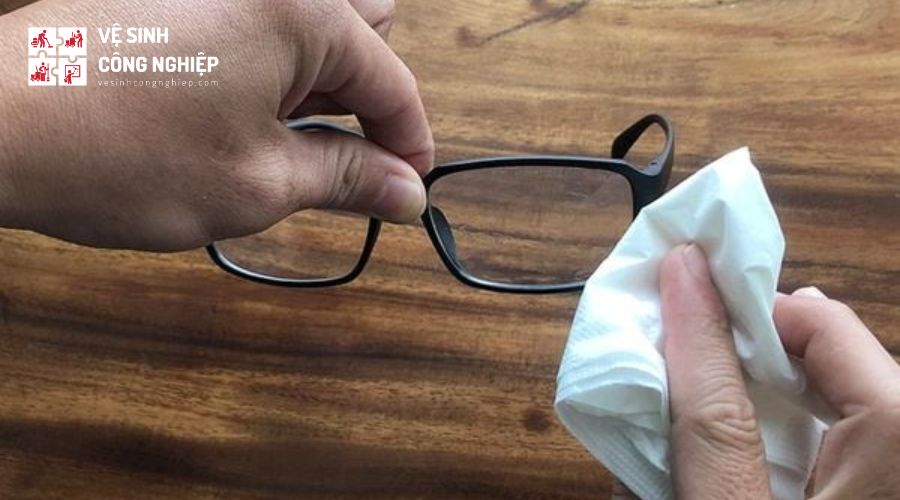 Cách tẩy keo 502 trên kính