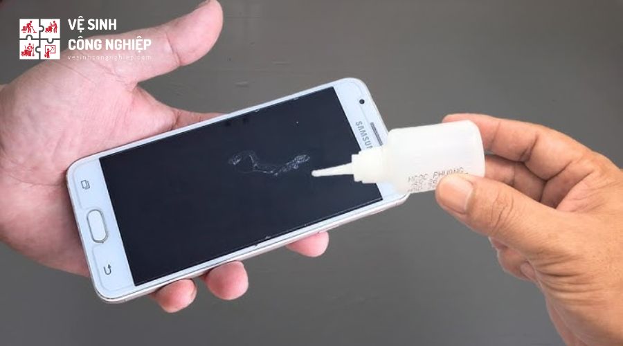 Cách tẩy keo 502 trên màn hình điện thoại