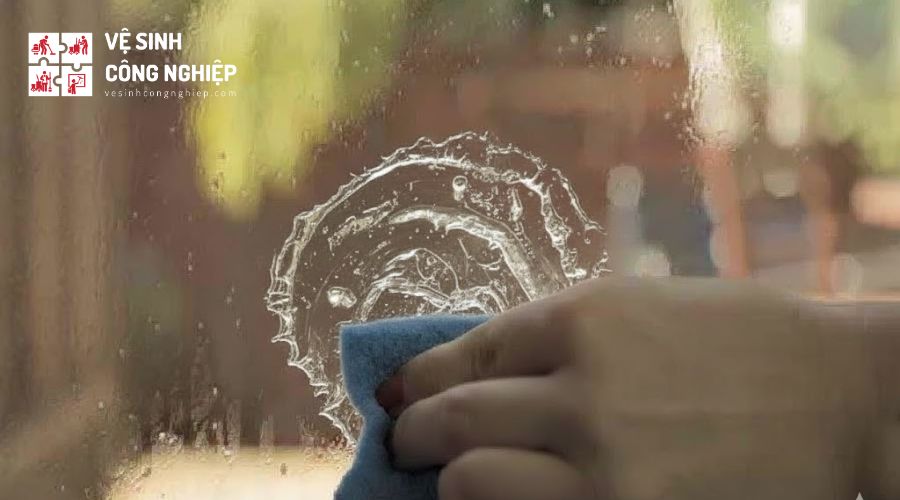 Cách gỡ keo nến trên kính