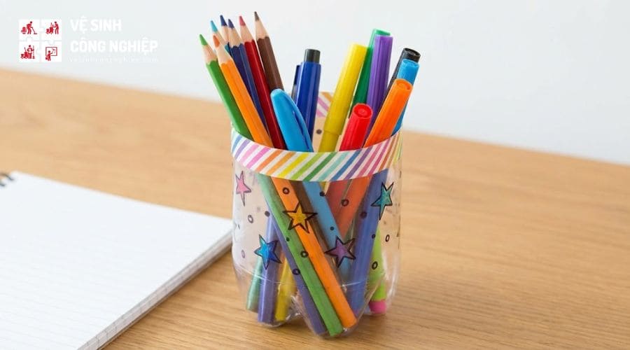 Hộp đựng bút đơn giản làm bằng vỏ chai