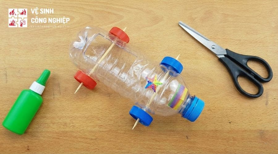 Xe đồ chơi làm từ chai nhựa