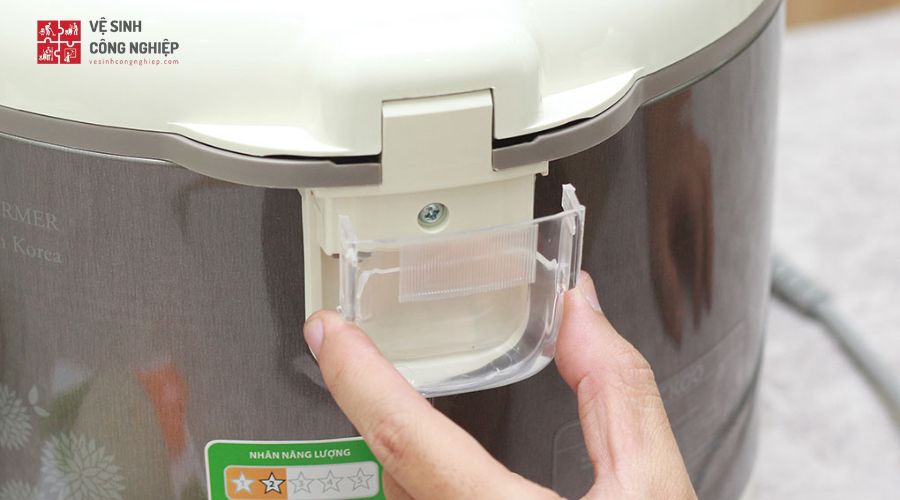 Vệ sinh hộp chứa hơi nước