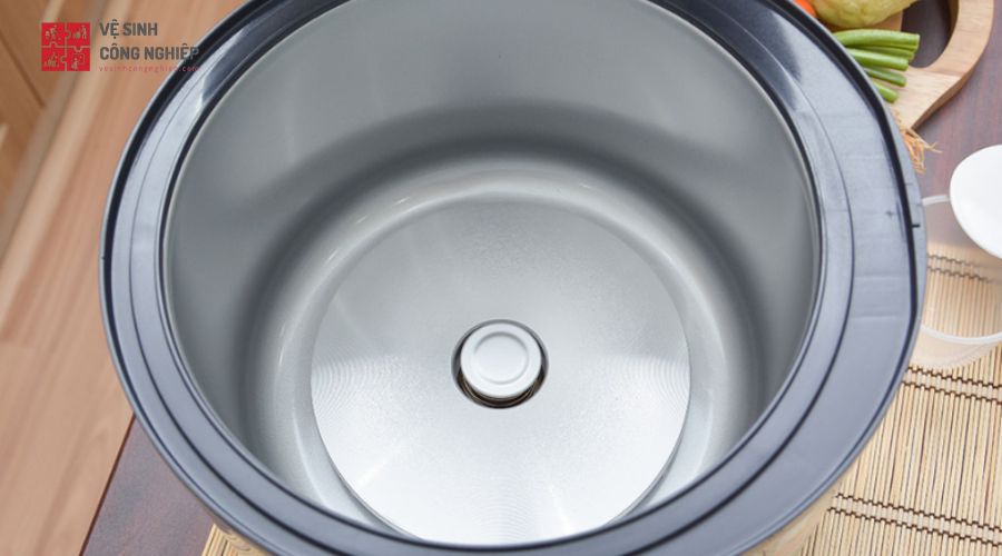 Vệ sinh thân nồi và mâm nhiệt