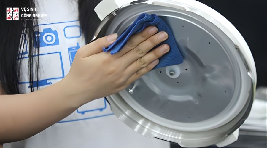 Lau sạch nắp nồi