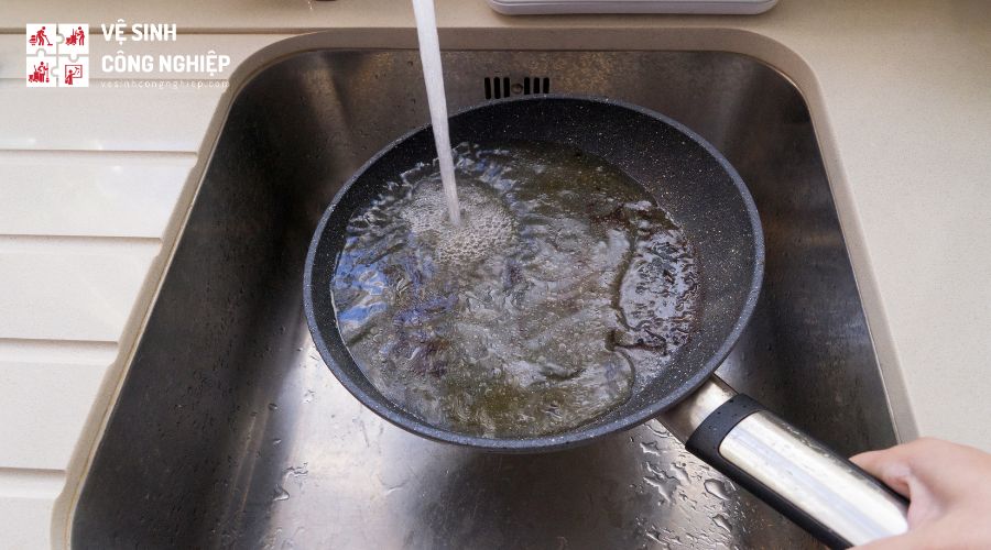 Đổ dầu mỡ, rác thải vào cống thoát nước