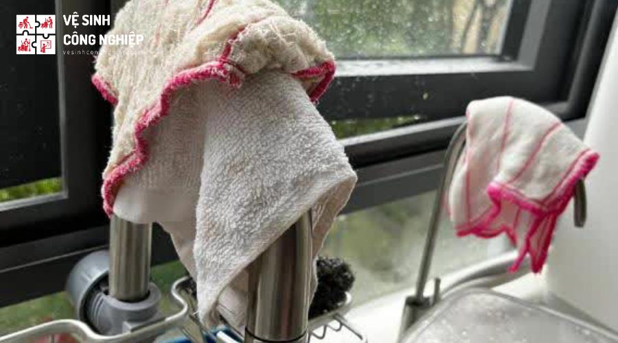 Để khăn lau, giẻ lau ẩm lâu ngày sau khi lau dọn nhà